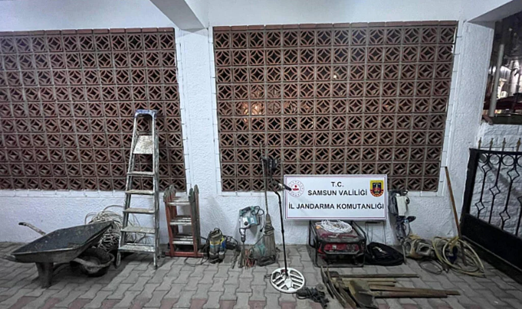 Samsun'da kaçak kazı yapan 8 kişi suçüstü yakalandı