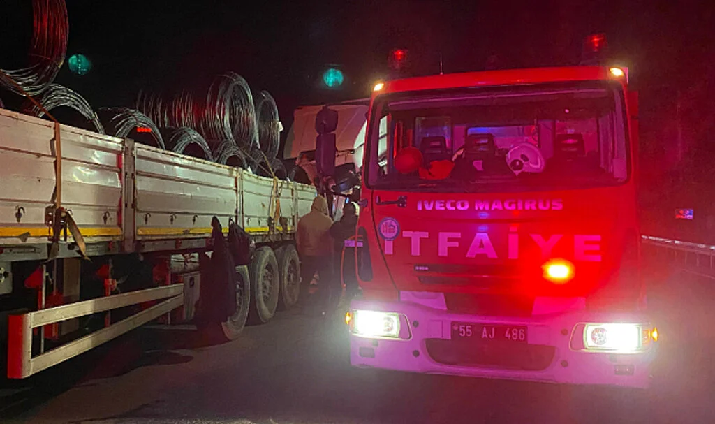 Samsun'da kamyon tıra arkadan çarptı: 1 yaralı