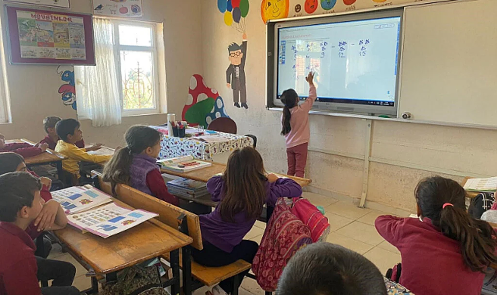 Samsun'da kırsaldaki birleştirilmiş sınıflı ilkokullara diğer okullardan etkileşimli tahta desteği
