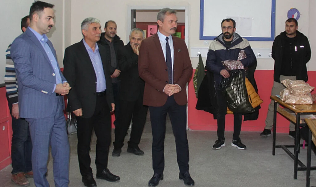 Samsun'da kursiyerlerin yaptığı giysiler kırsal mahalle öğrencilerine hediye edildi