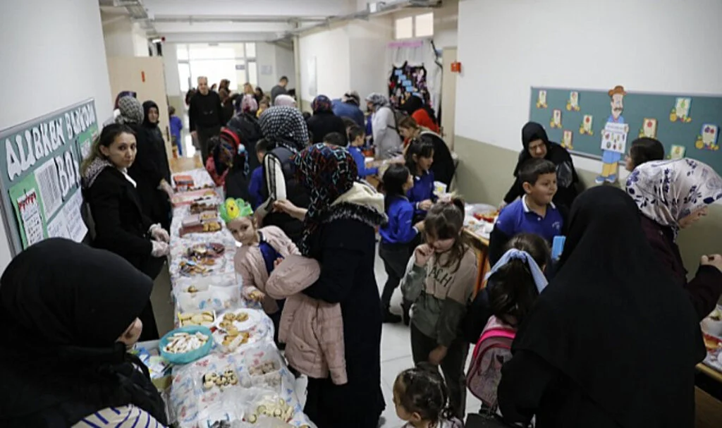 Samsun'da minik öğrenciler okul koridorunda yerli malı kapsamında tezgah açtı