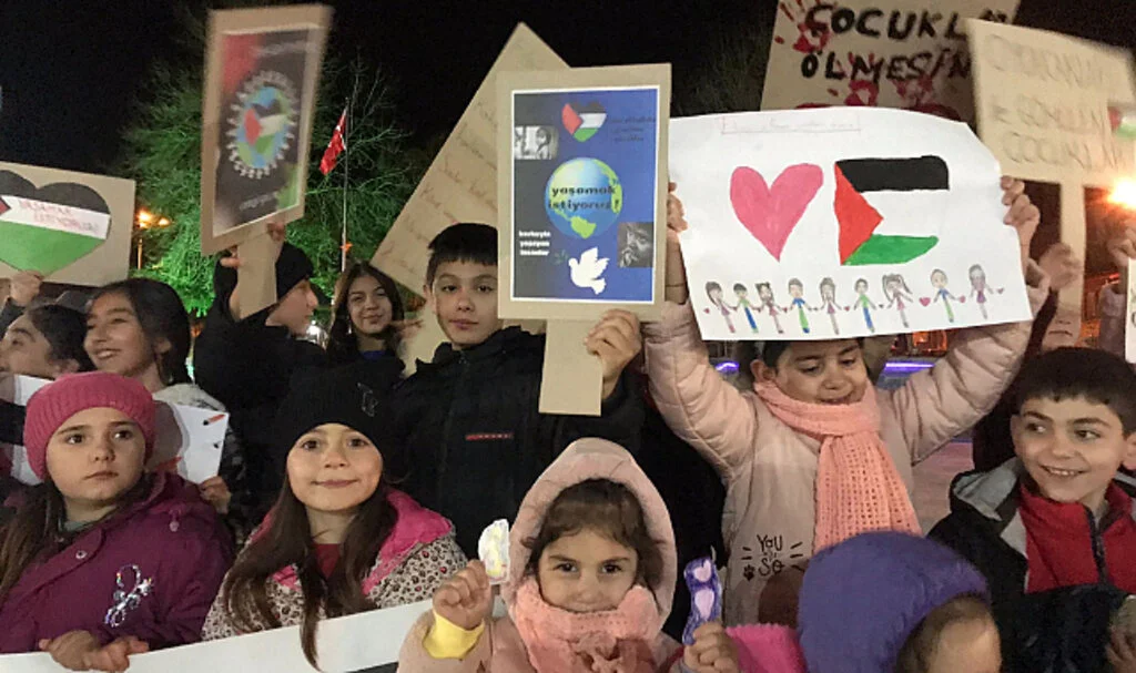 Samsun'da minik sporcular Gazze'li çocuklar için nöbet tuttu