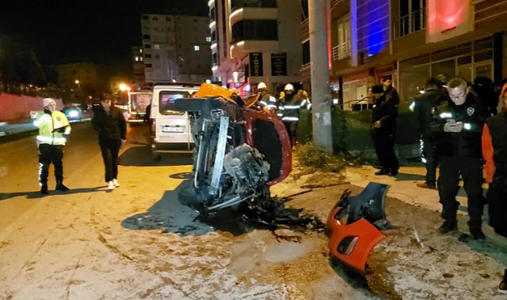 Samsun'da otomobil beton direğe çarptı: 2 yaralı