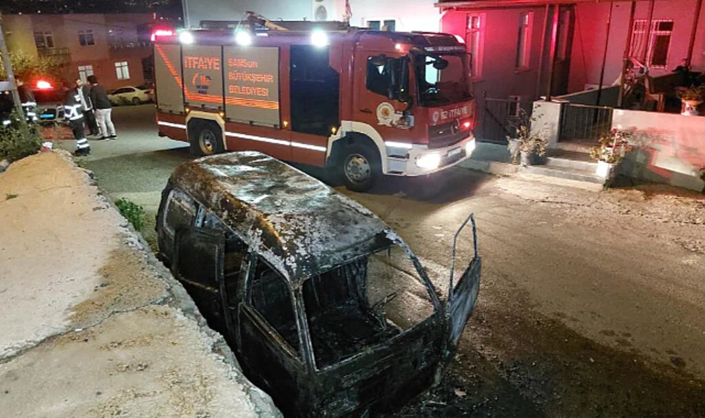 Samsun'da park halindeki araç tamamen yandı