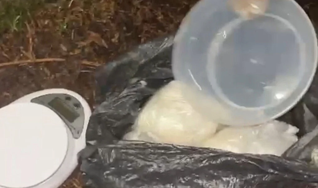 Samsun'da polis ormanlık alanda toprağa gömülü uyuşturucuyu elleriyle kazarak çıkardı