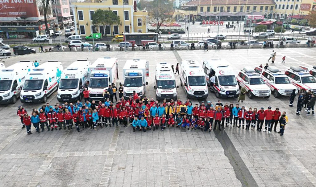 Samsun'da sağlık araçları korteji
