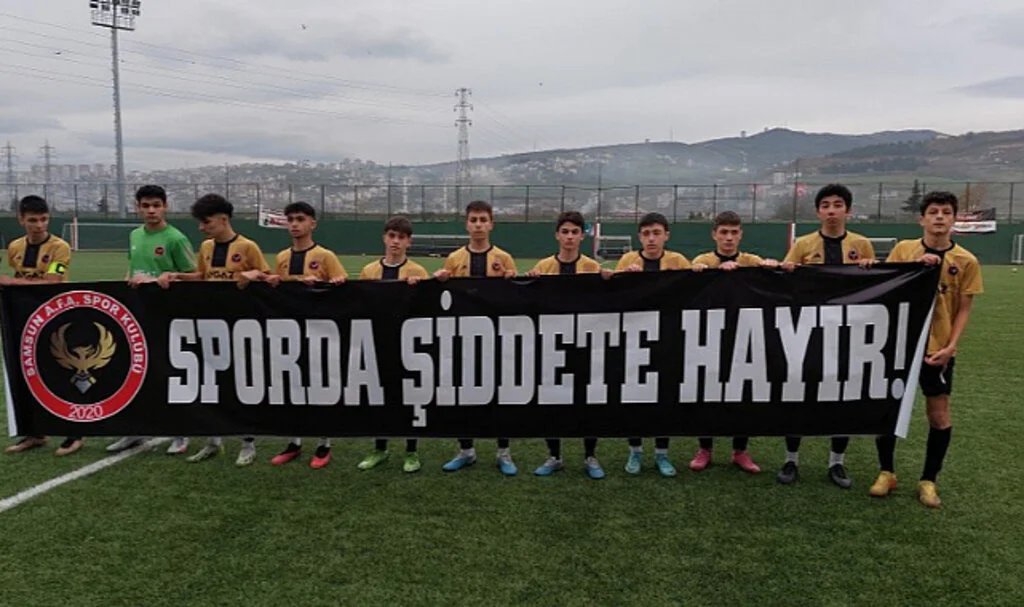Samsun'da Sahaya "Sporda şiddete hayır" yazılı pankartla çıkıp, hakemlere çiçek verdiler
