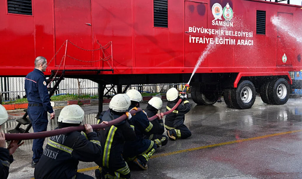 Samsun'da üniversite öğrencilerine temel itfaiye eri eğitimi
