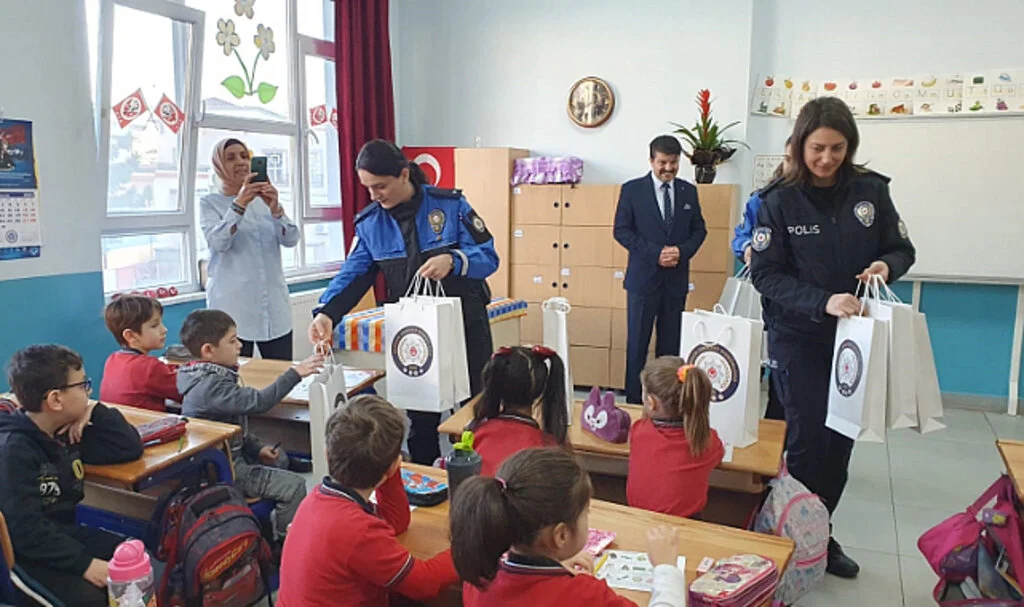 Samsun Emniyet Müdürü'nden minikleri sevindiren hediyeler
