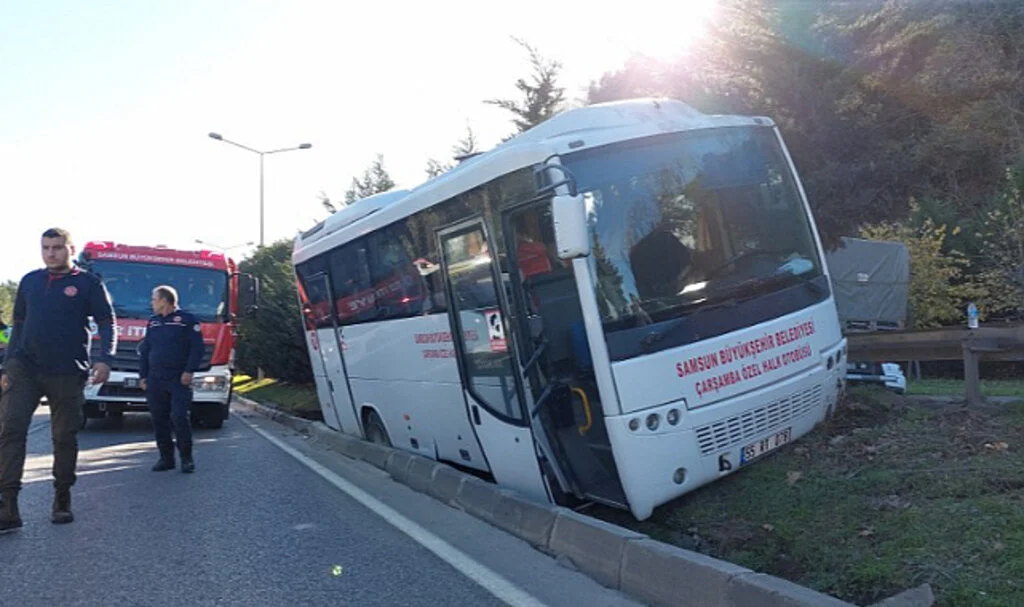 Samsun Lastiği patlayan midibüs refüje çıktı: 1 yaralı