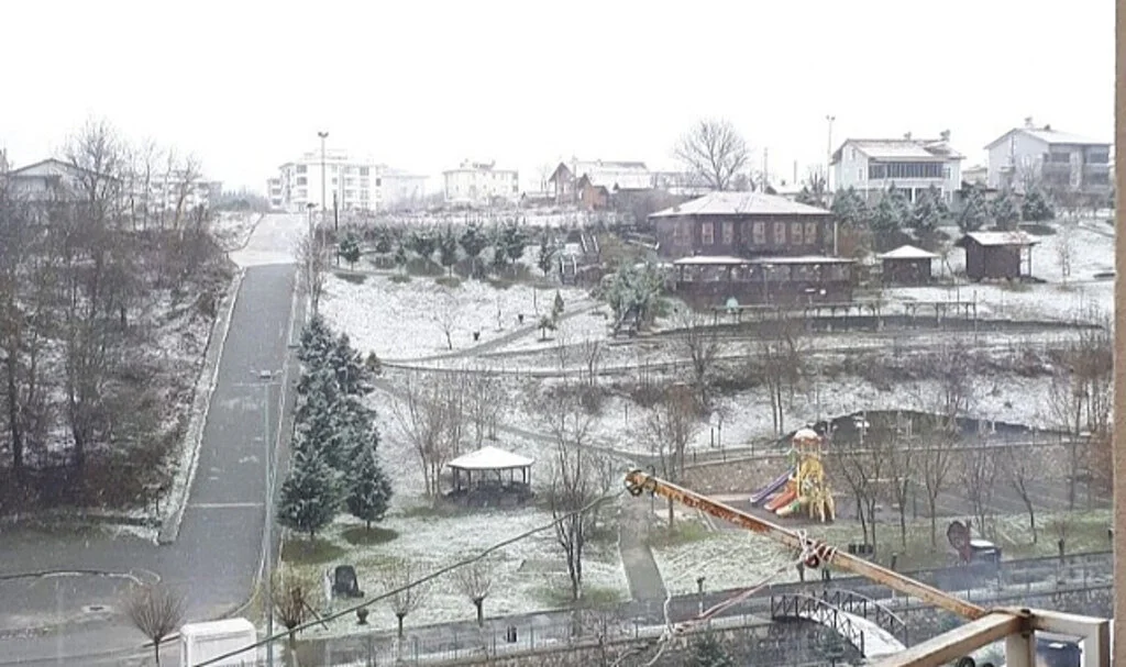 Samsun'un Kavak ilçesine mevsimin ilk karı yağdı