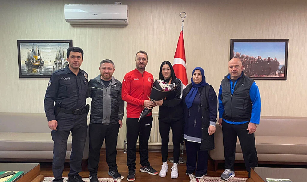 Samsunlu milli sporcu Senanur Çelik çiçeklerle karşılandı