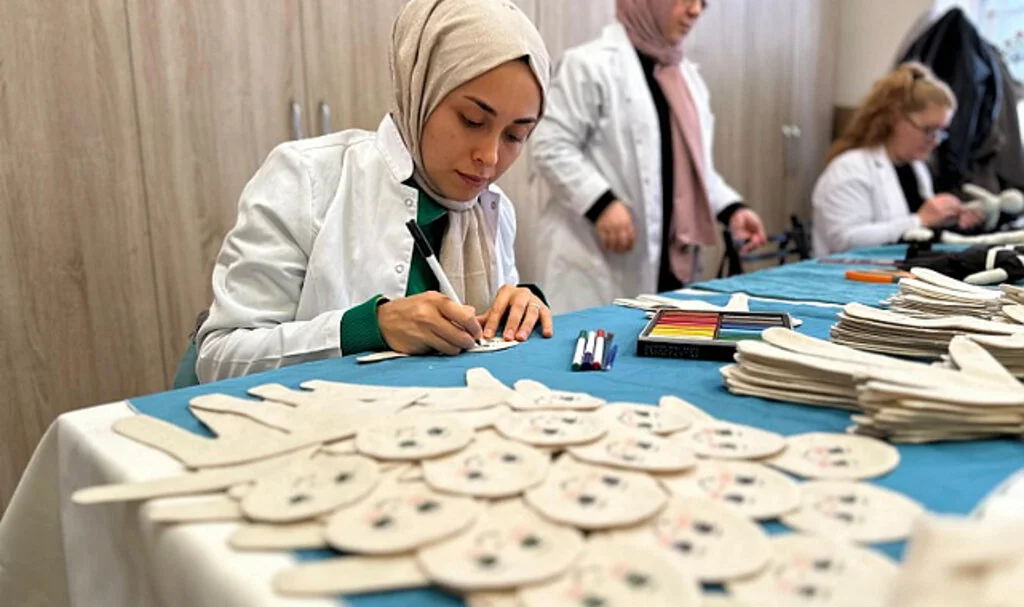 Savaş mağduru çocuklar için oyuncak ve eşofman üretiyorlar
