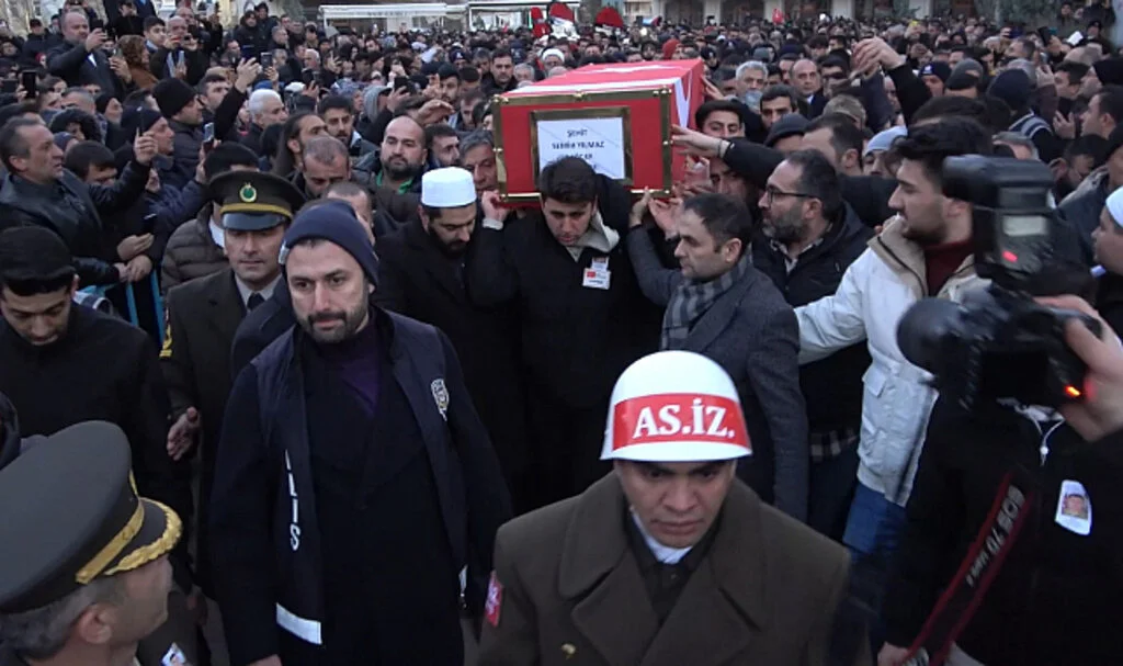 Şehidin tabutunu ağabeyi taşıdı