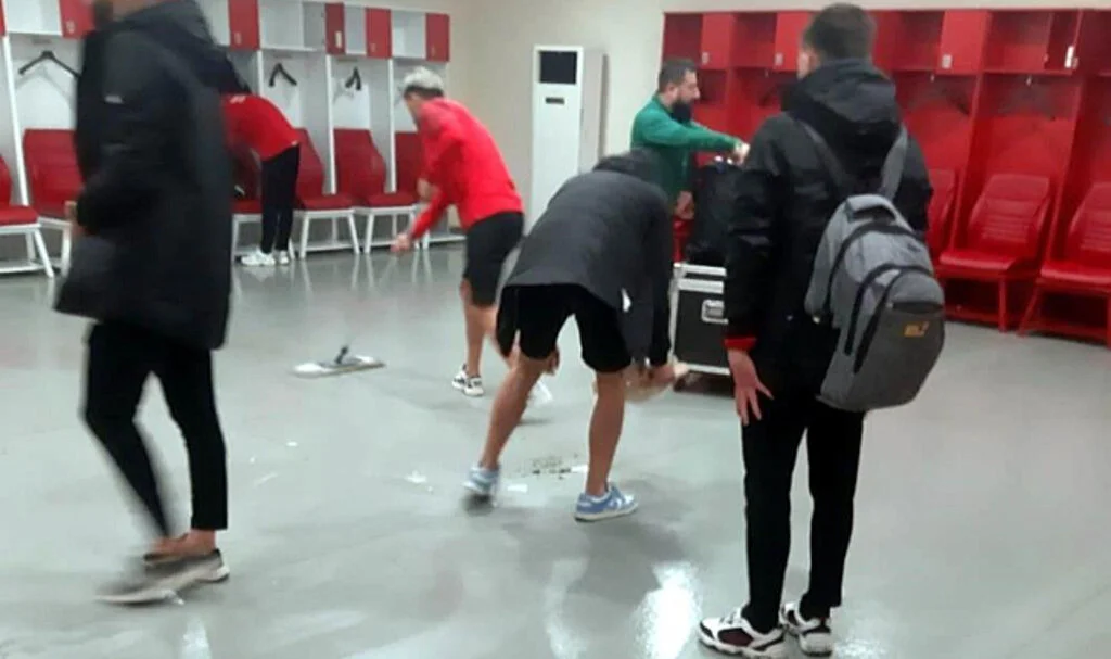 Tokat Belediye Plevnespor futbolcuları, maçın ardından soyunma odasını temizledi