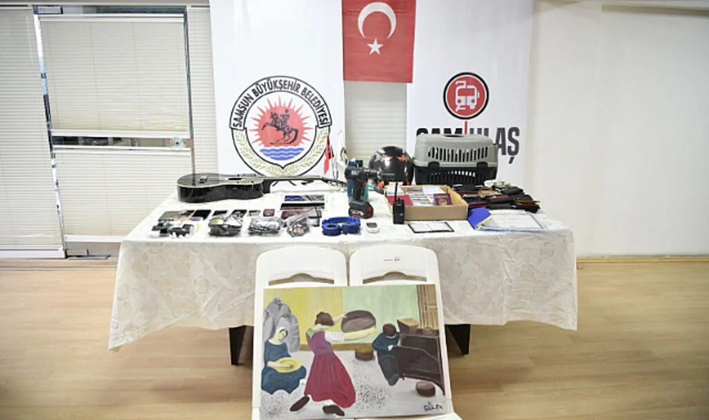 Tramvayda unutulan eşyalar dikkat çekiyor
