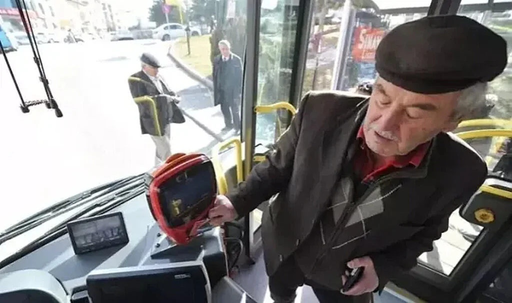 Ücretsiz seyahat kartları için yeni karar! Resmi Gazete’de yayımlandı: Aile ve Sosyal Hizmetler Bakanlığı’na bağlandı