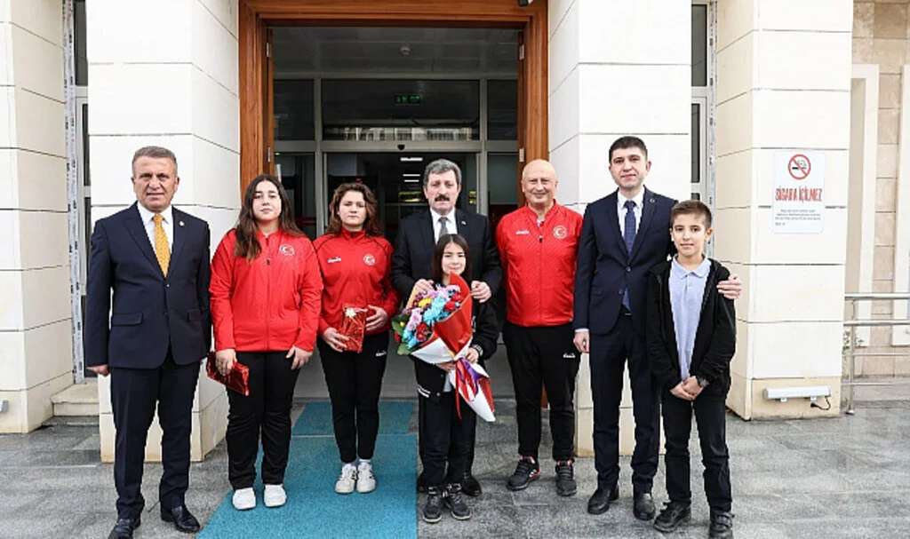 Vali Tavlı, milli sporcuları kutladı