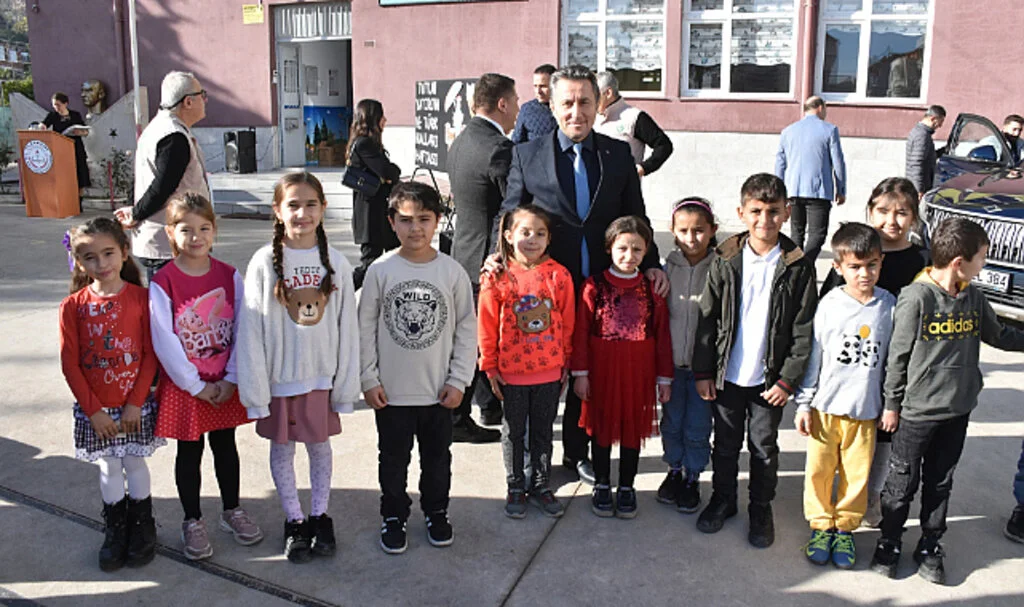Yakakent'te öğrenciler Yerli Malı Haftası'nı Togg'la kutladı