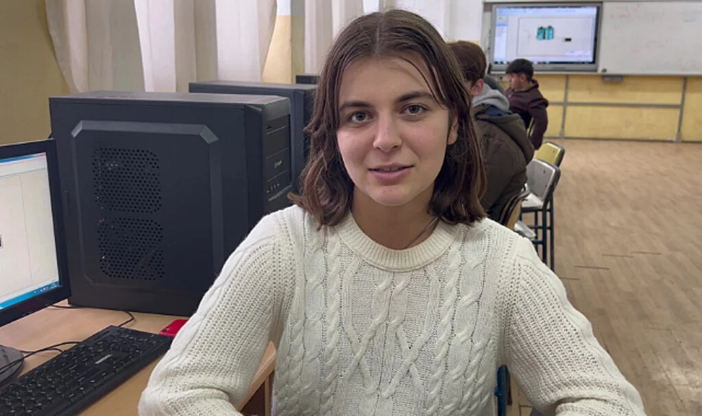 914 kişilik meslek lisesinin tek kız öğrencisi