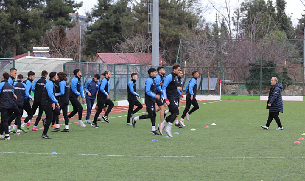 Alaçamspor sahaya indi