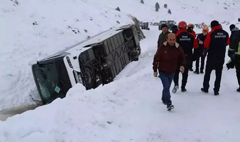 Bu kez Sivas'ta yolcu otobüsü kaza yaptı! Cenaze töreninden dönen çok sayıda kişi yaralandı