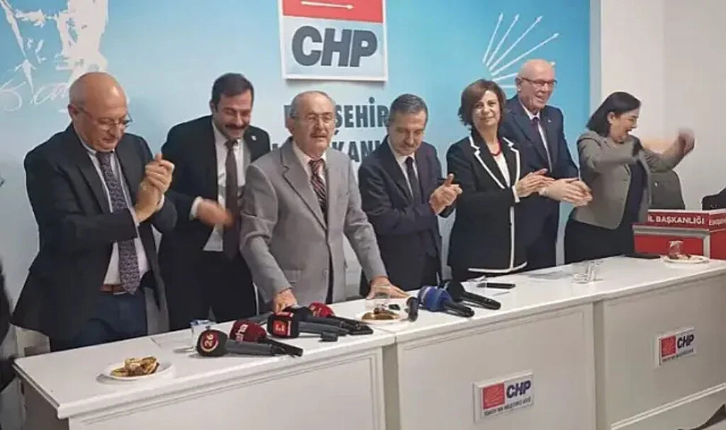 Büyükerşen'den aday tanıtım toplantısında CHP'ye sert sözler! 'Cesaretle söylüyorum' dedi: Bu parti nasıl adam olacak diye düşünüp durdum