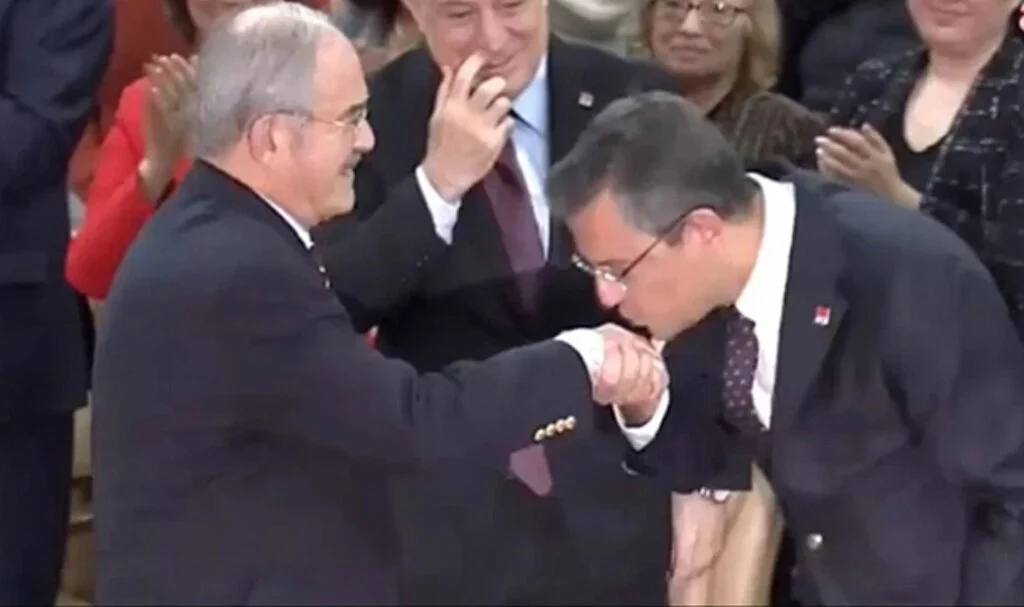 CHP Genel Başkanı Özgür Özel, Yılmaz Büyükerşen'in elini öptü