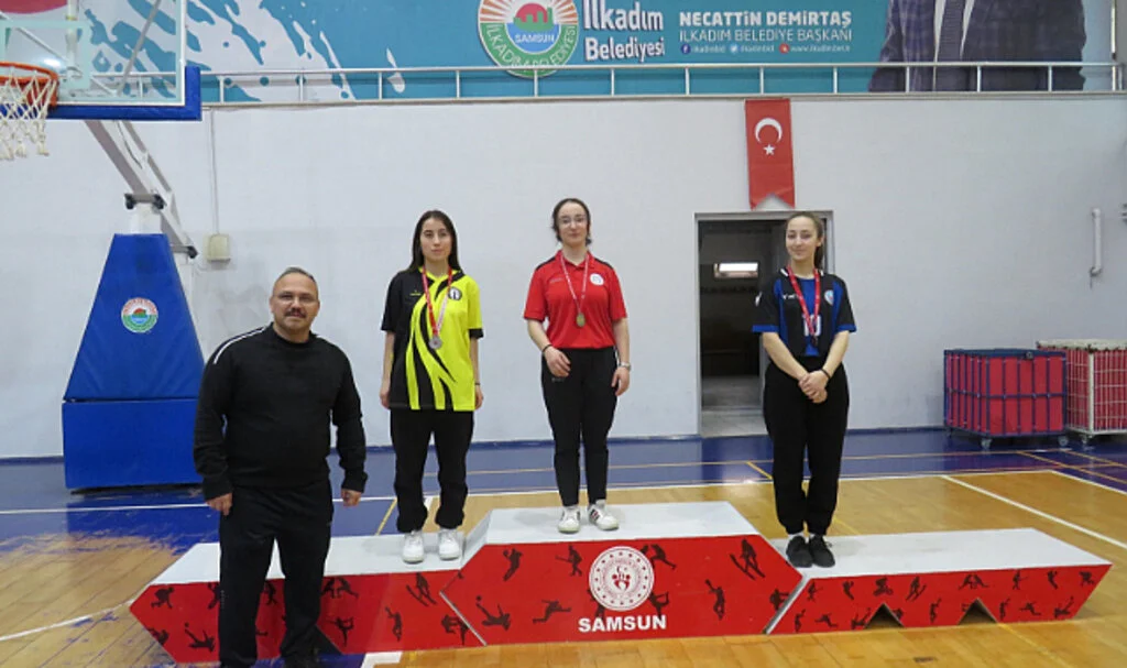 Demir bilekler sahneye çıktı