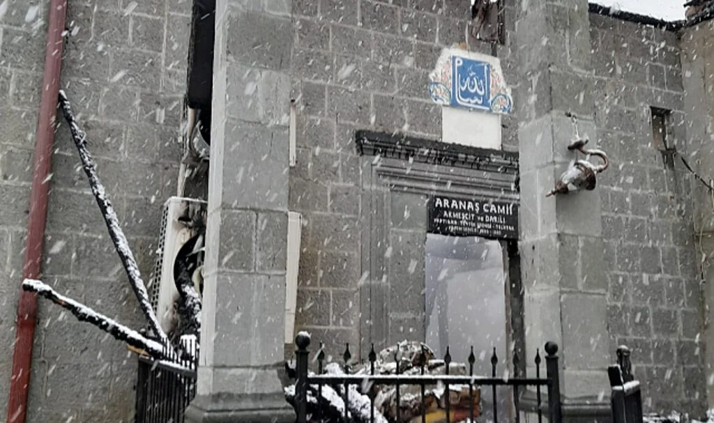 Dün ibadete açılan Rize'deki Akmescit Camii'ne yıldırım düştü