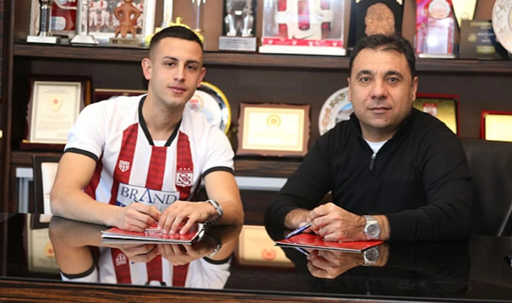 Fenerbahçe, Bartuğ Elmaz'ı Sivasspor'a kiraladı