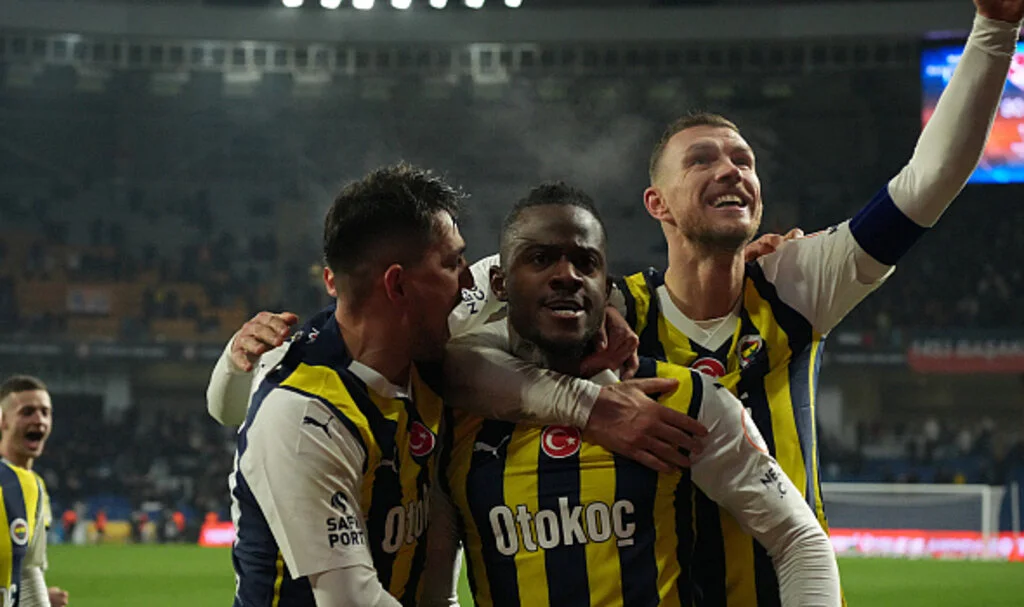 Fenerbahçe'ye Başakşehir'e karşı uzatmalarda güldü