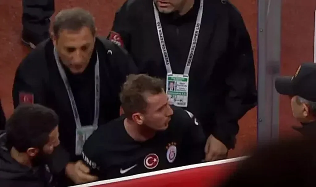 Galatasaray'da maçın son dakikalarında kırmızı kartla oyundan atılan Kerem Aktürkoğlu maç sonu hakem saldırdı: Allah belanızı versin!