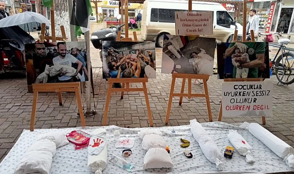 Gazze'deki katliama  resim sergili tepki