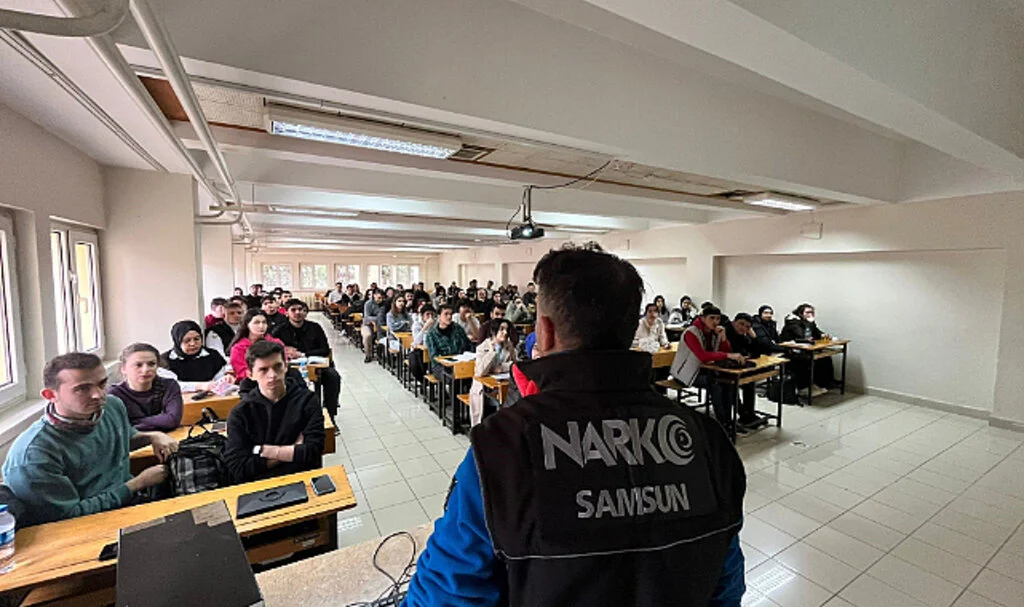 Gençlere 'uyuşturucu bağımlılığı ve zararları' anlatıldı