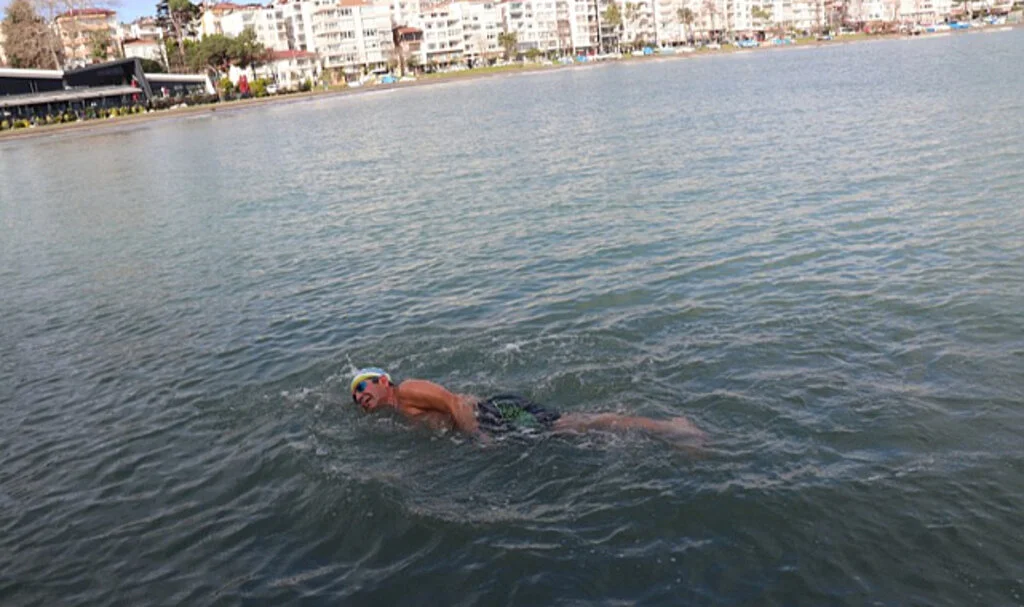 Gezmek için geldiği Ordu'da soğuk havaya rağmen denize girdi