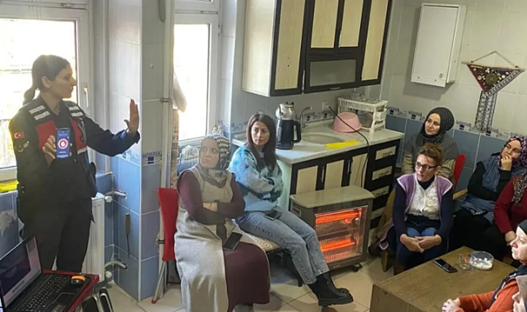 Jandarma, Kavaklı kadınların yanında