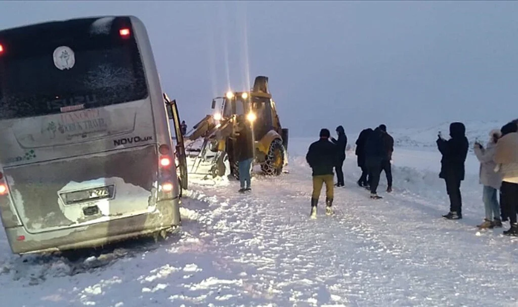 Kars’ta kar nedeniyle mahsur kalan tur otobüsündeki 30 kişi kurtarıldı