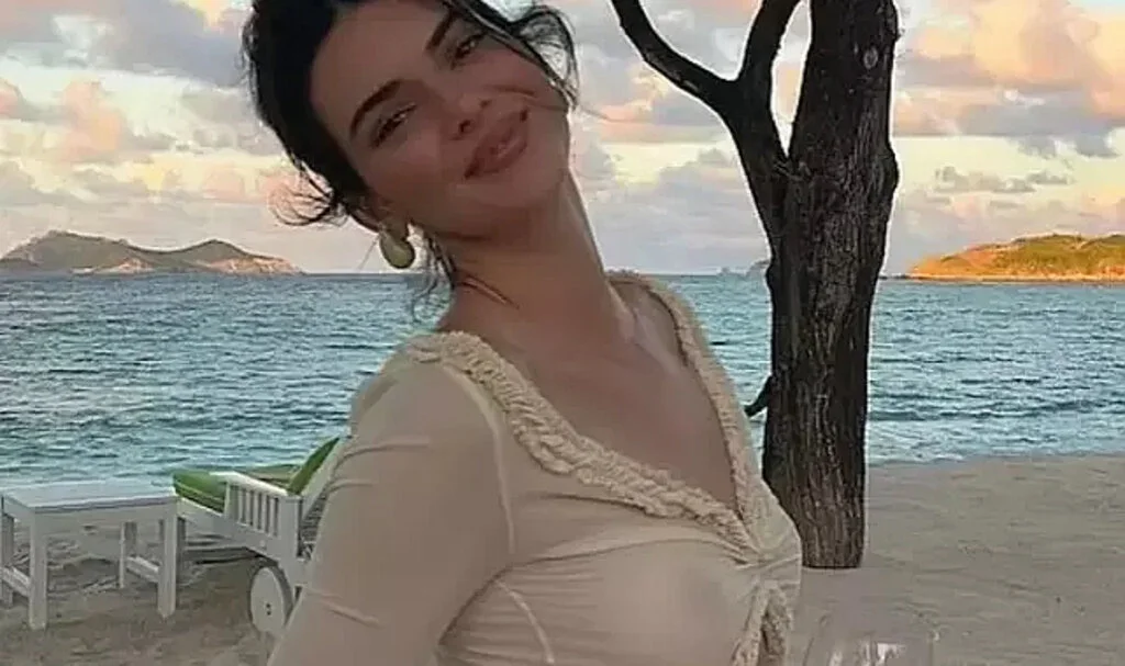 Kendall Jenner şeffaf elbisesinin altına sütyen giymedi! Yine olay oldu