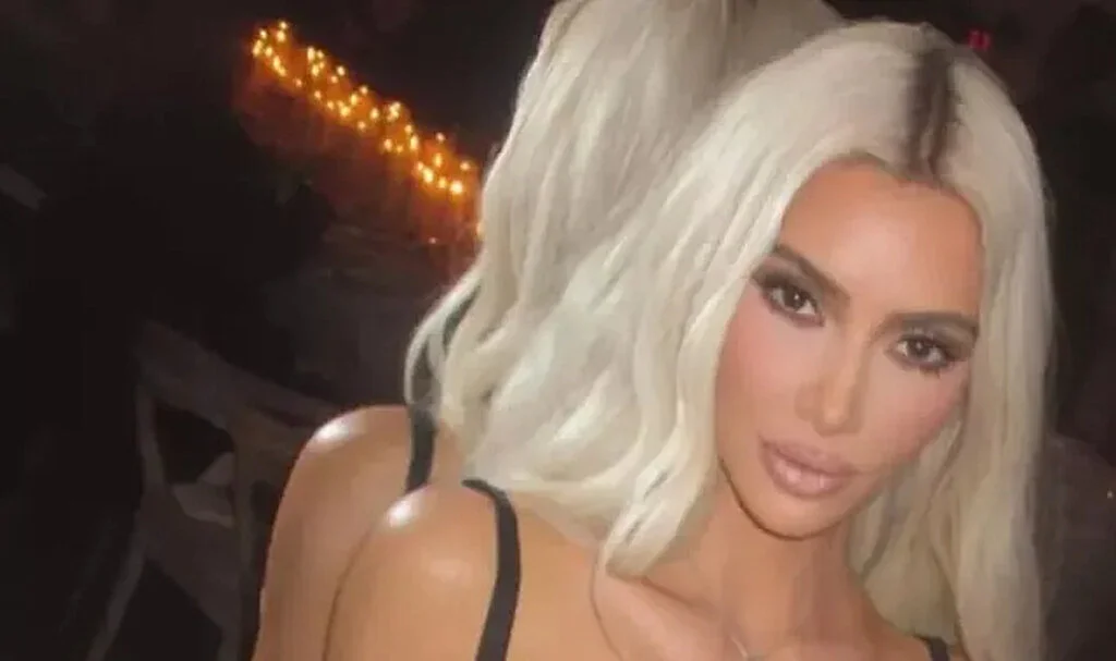 Kim Kardashian derin sırt dekoltesiyle poz verdi... Neredeyse göğüsleri açılacaktı!