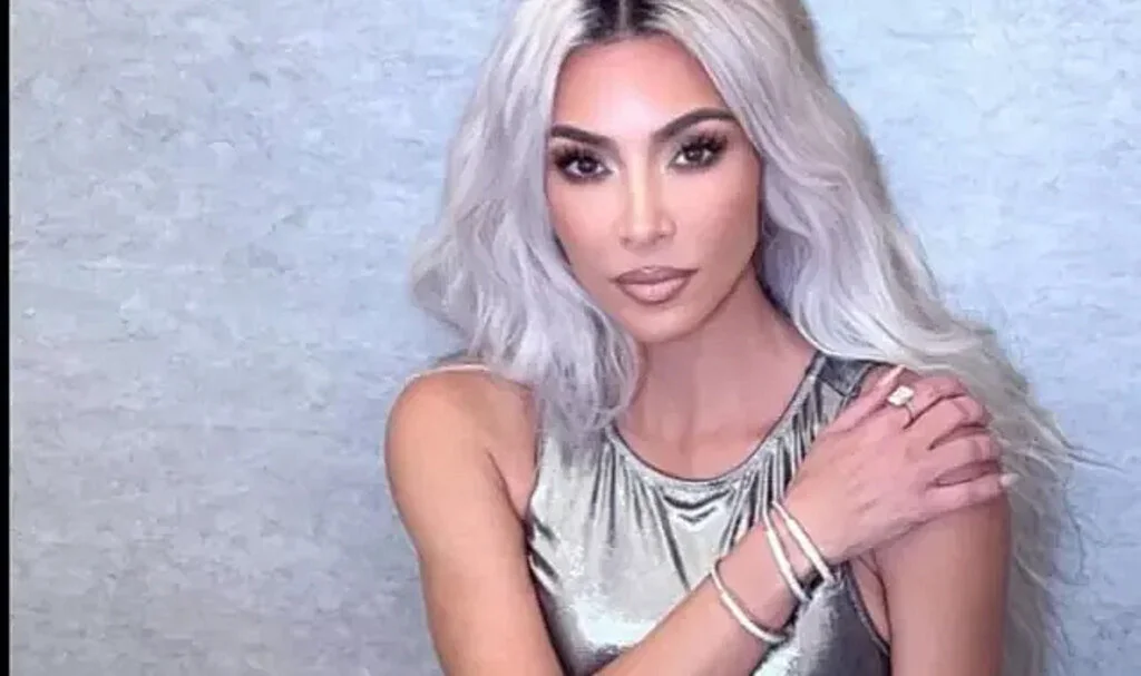 Kim Kardashian 'mor hüküdarlık' notuyla paylaştı! Sere serpe pozlarında frikik vermekten çekinmedi