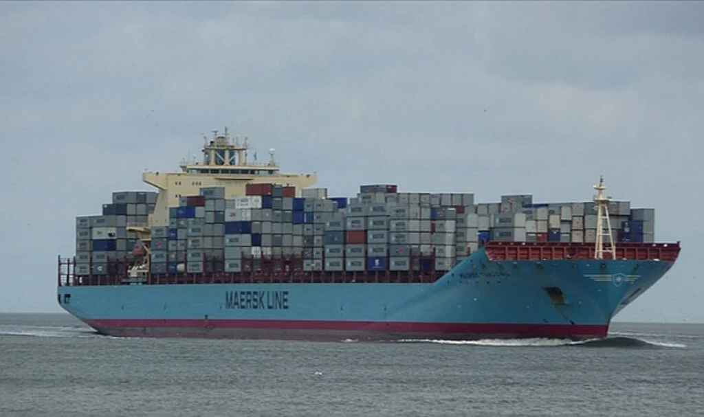 Kızıldeniz'de saldırıya uğrayan Maersk, rota değişikliğine gitti