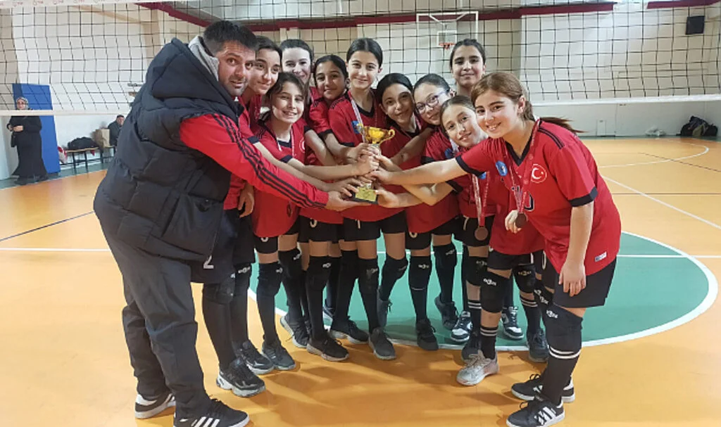Küçük Kızlar Voleybol İl Birinciliği'nde şampiyon belli oldu
