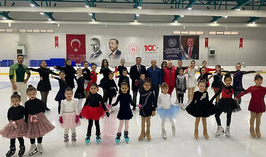 Kuzey 1919 Buz Sporları Kulübü gösterisi nefes kesti