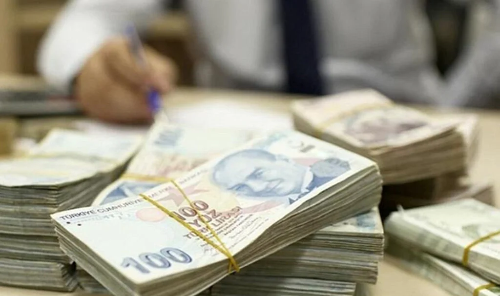 Merkez Bankası'nın son faiz kararı sonrası bankaların kredi faiz oranları dikkat çekti! 300 bin TL'lik kredinin geri ödeme tutarı sosyal medyada gündem oldu