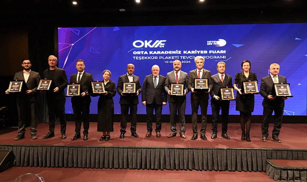 OKAF'ta gençlerin geleceğine yatırım yapanlara plaket