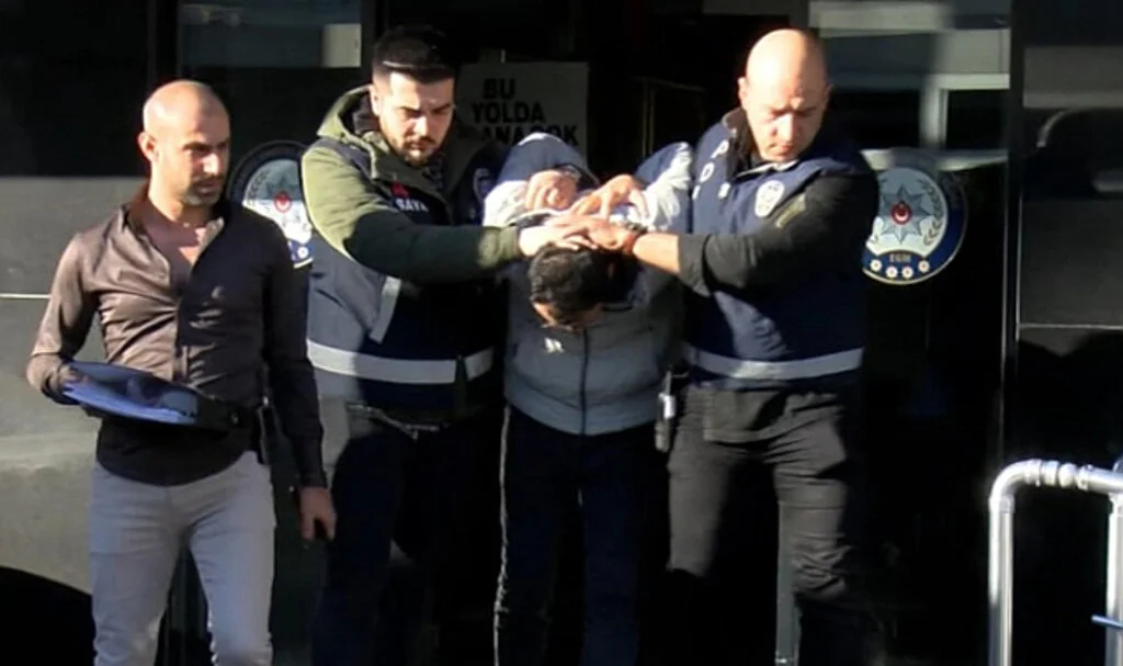 Okul servisini kaçırmıştı, nasıl yakalandığı ortaya çıktı! Saray'ın kapısına dayanmış