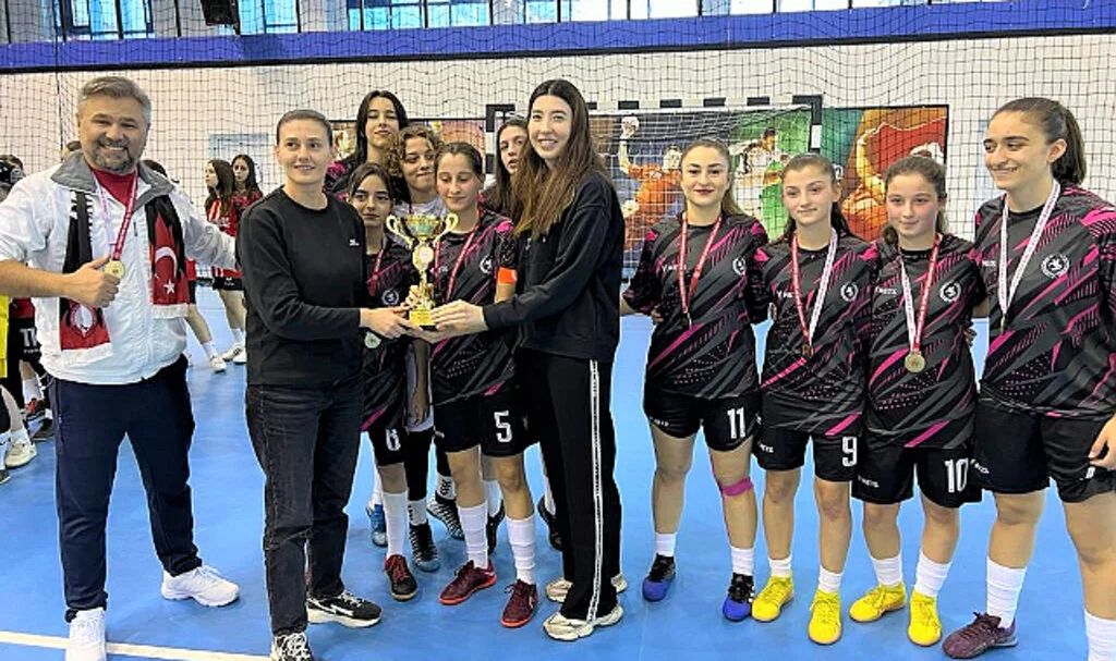 Okul Sporları Genç Kızlar Futsal'da şampiyon Gazi Anadolu Lisesi