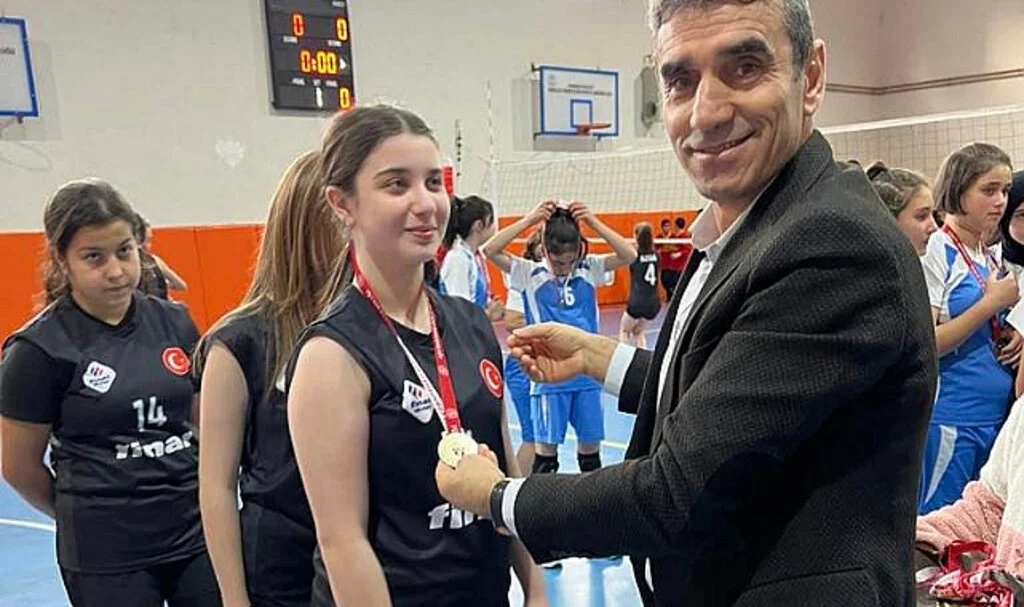 Okul Sporları Yıldızlar Voleybol heyecanı sonra erdi