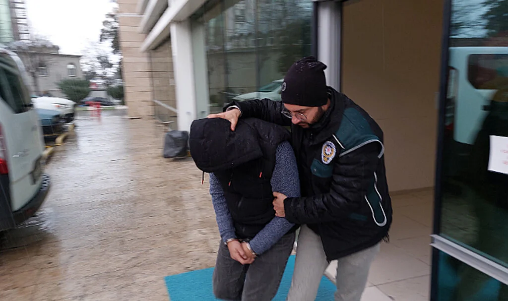 Otobüsteki uyuşturucuyu alırken kapılar üzerine kilitlenip, polise teslim edildi